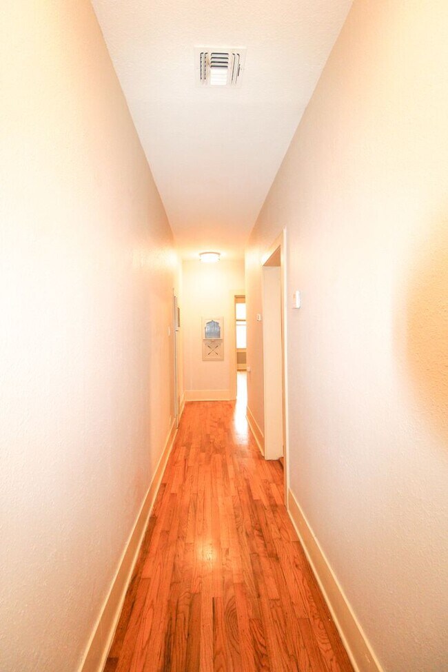 Building Photo - 438 W Rosewood Ave