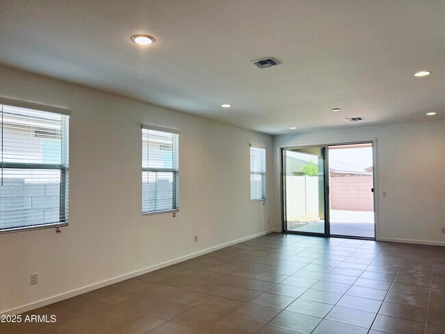 Building Photo - 12647 W Country Club Trail