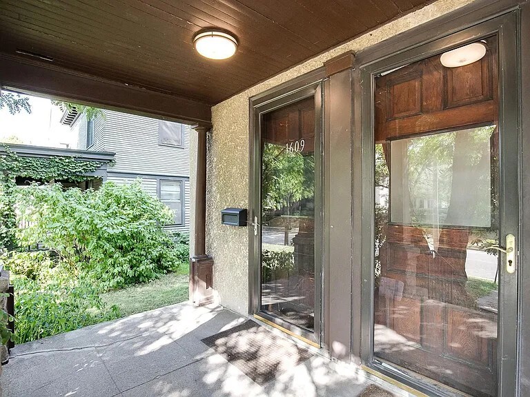 Front Entrance - 1609 Elliot Ave
