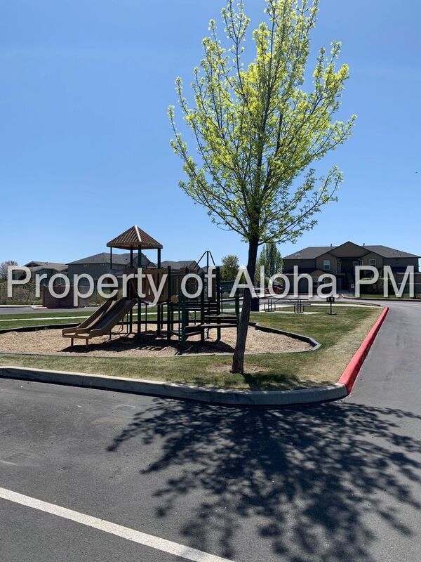 Building Photo - 1053 W Pine Ave