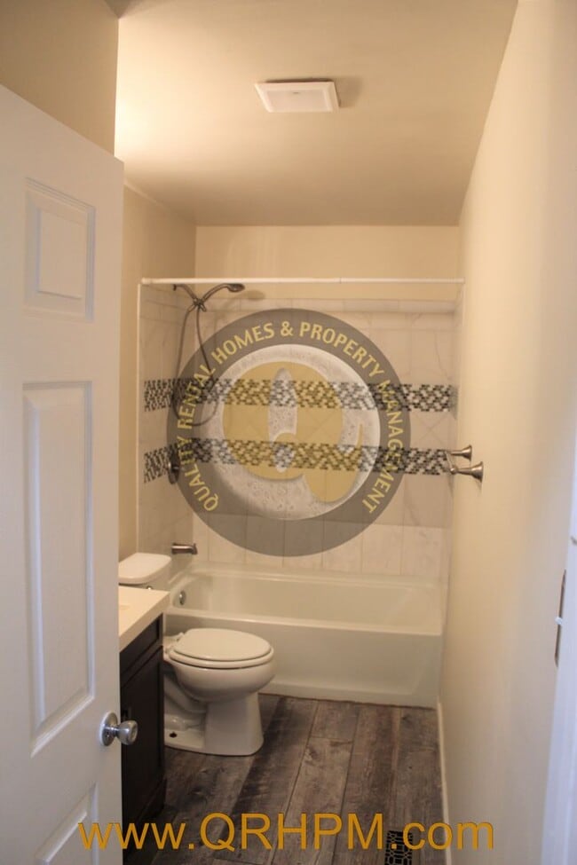 Building Photo - Available Now-- 3 Bedroom, 1 Bathroom Home...