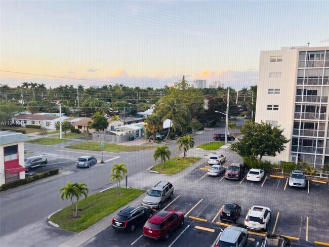 Building Photo - 900 NE 12th Ave