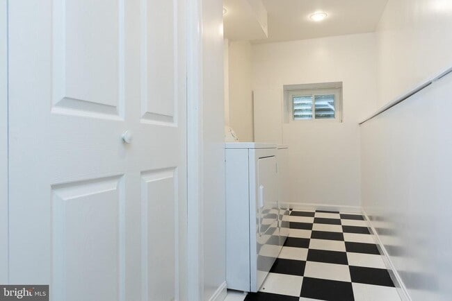 Building Photo - 14209 Floral Park Dr