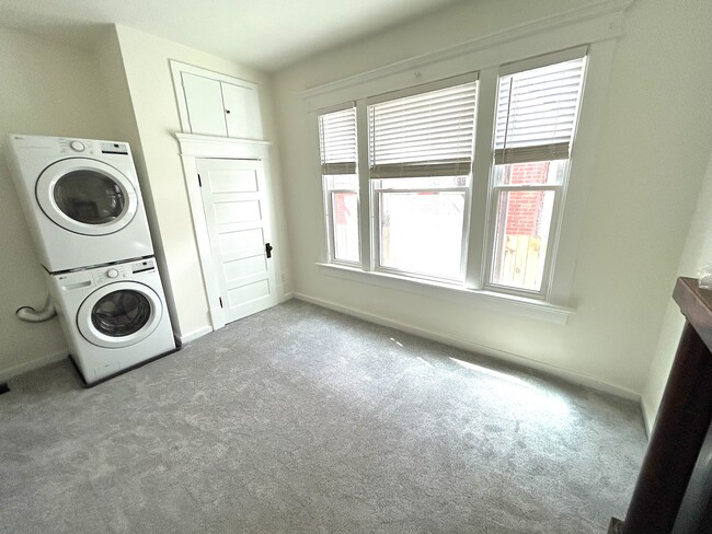 Building Photo - 437 Stoddart Ave