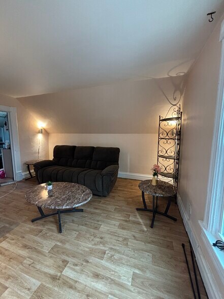 Building Photo - 520 Lawrence Ave