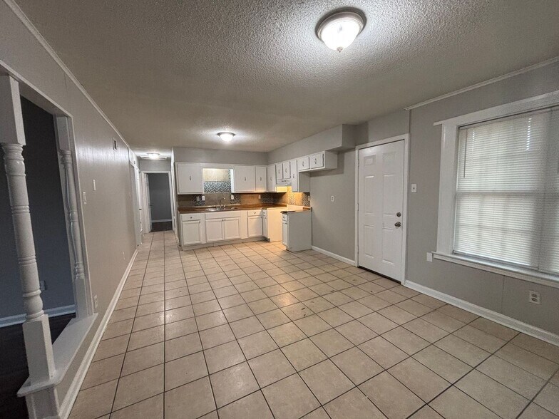 Building Photo - 5240 Bitter Creek Dr