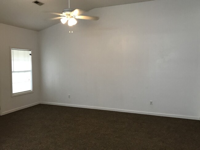 Building Photo - Pet Friendly 3 Bedroom, 2 Bath Duplex in C...