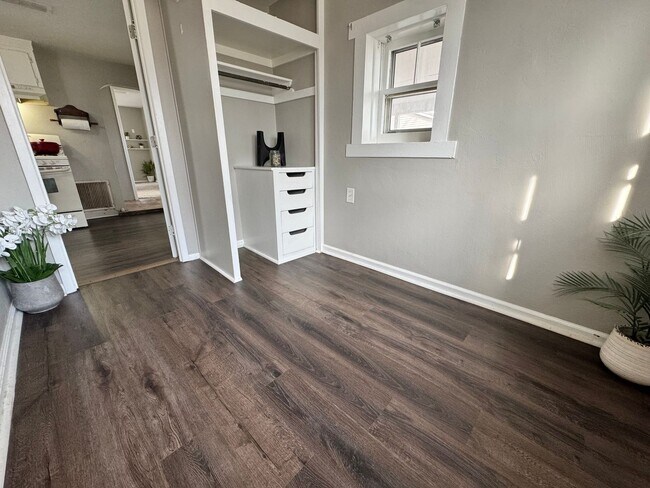 Building Photo - 2 bed, 1 bath home for rent in Waterloo