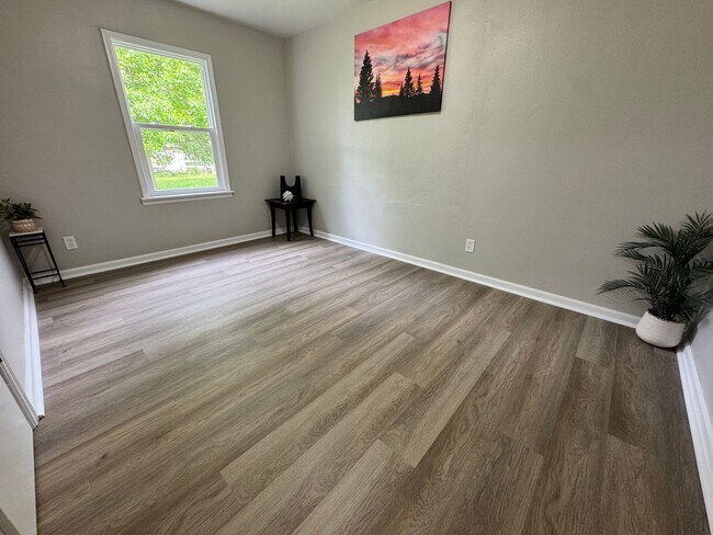 Building Photo - Remodeled 3 bed, 1 bath home for rent in Waterloo