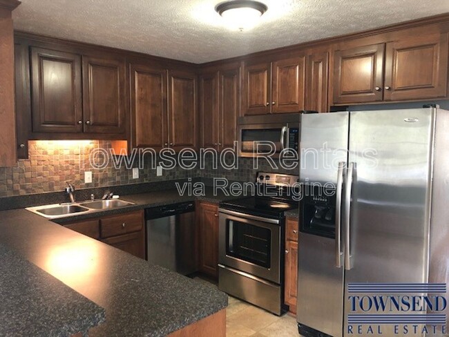 Building Photo - 658 Woodburn Dr
