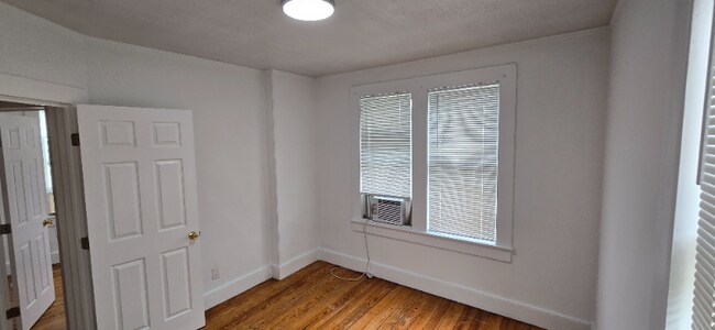 Building Photo - 208 Main St