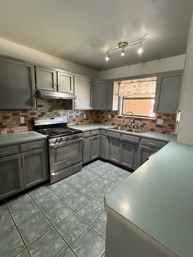 Building Photo - Delightful Home in a delightful and popular area.