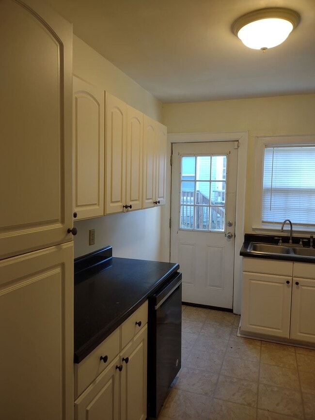 Building Photo - Adorable Two Bedroom Home in Edgewood!