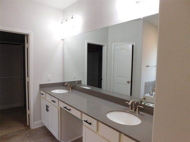 Building Photo - 8219 Oxbow Manor