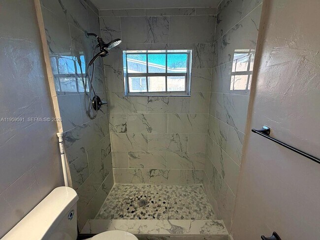 Building Photo - 14407 NE 5th Ave