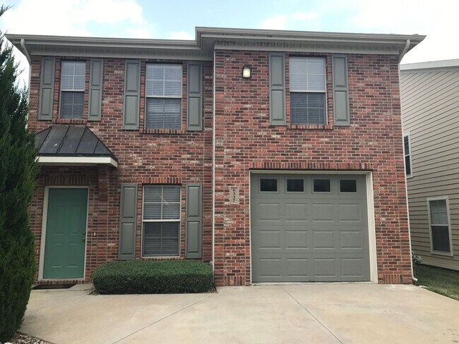 Building Photo - 4 x 3.5 single family home great for commuters!