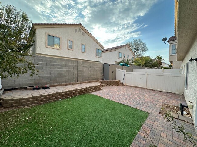 Building Photo - 2562 Land Rush Dr