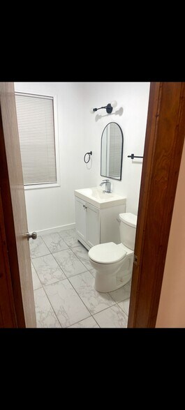 Building Photo - 8346 S Mackinaw Ave