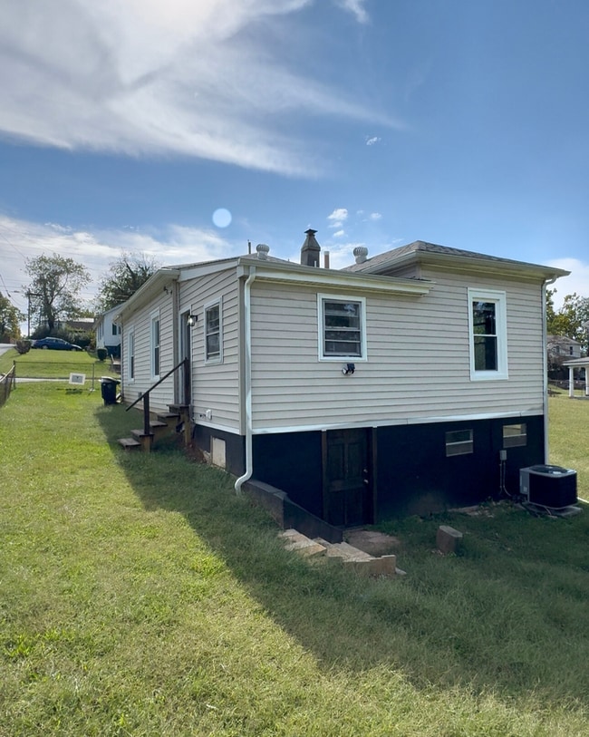 Building Photo - 2 Bed 2 Bath House on Easley Avenue | Fairview Heights, Lynchburg VA