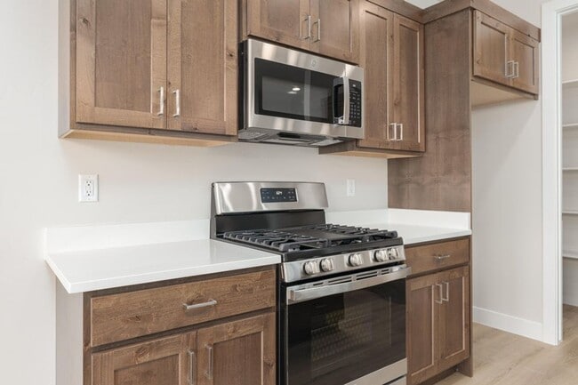 Building Photo - HURRICANE TOWNHOME!! Pet Friendly! Price Reduced!!