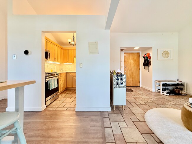 Building Photo - Beautiful One-Bedroom Condo near the Heart of Downtown SLC!