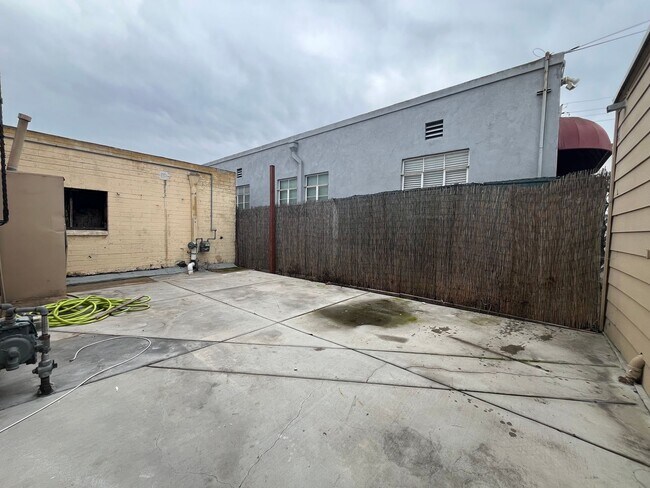 Building Photo - r2927