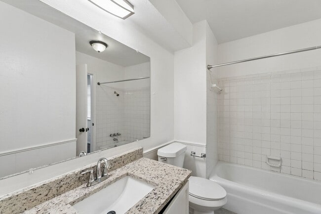Building Photo - 3 bedroom 2.5 bath - NW Highway and Rockwell
