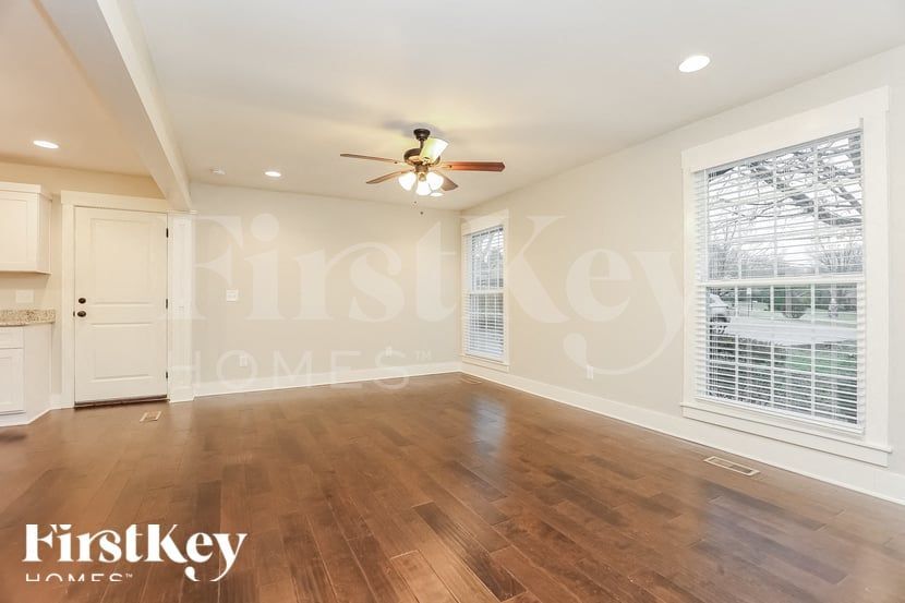 Building Photo - 208 Beech Dr