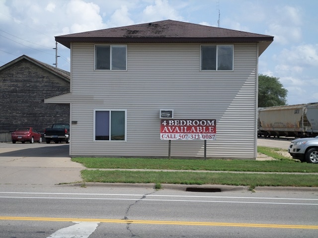 Building Photo - 560 Main St