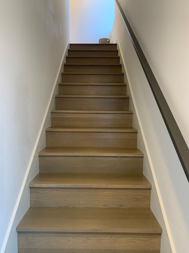 Building Photo - Capital Hill Row House ! 3 bed, 3 bath 194...