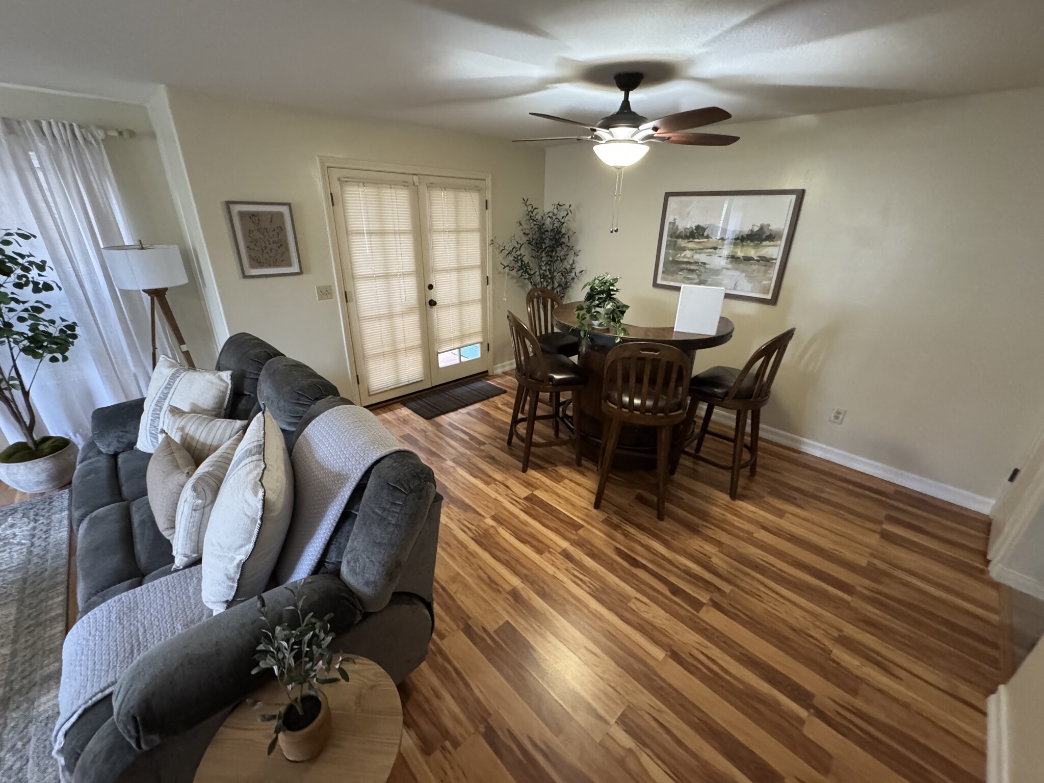 Living room with bar - 1139 Thomas Ave