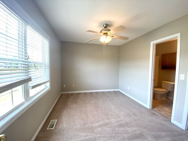 Building Photo - 2 Bedroom Townhome in Jacksonville