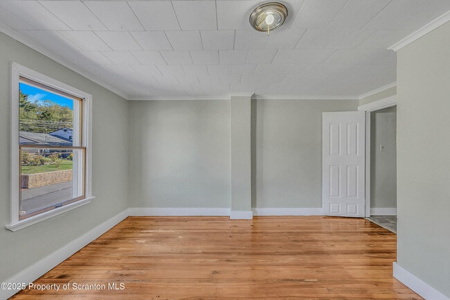 Building Photo - 19 W Bergh St