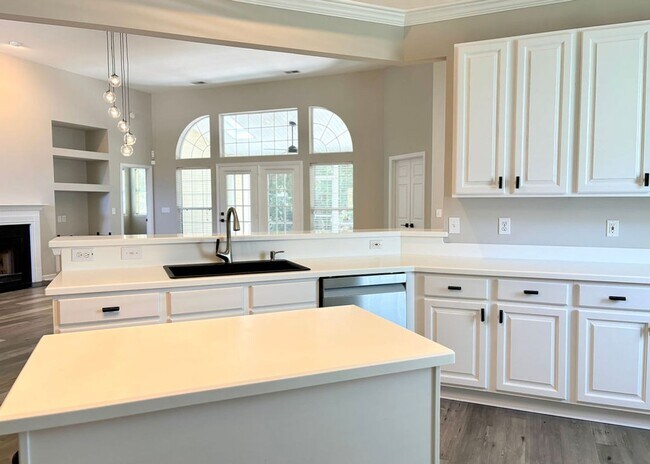 Building Photo - Available 7/9. Gorgeous, Fully Remodeled 3...