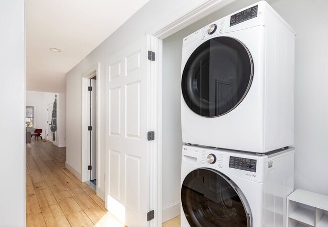 Building Photo - 212 Meadows W