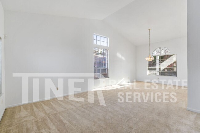 Building Photo - Spacious Home in Desireable Highland Hill ...