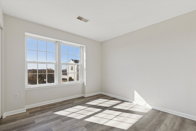 Building Photo - Newly Renovated 3 Bed 2.5 Bath Townhome in...