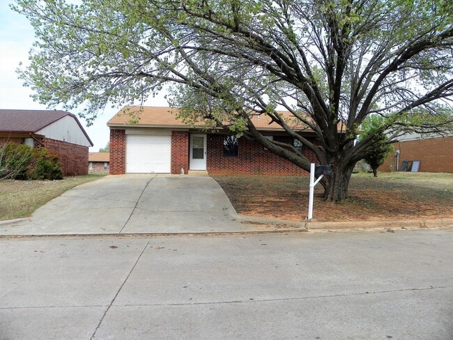 Building Photo - 3 Bedroom Brick home in Tecumseh