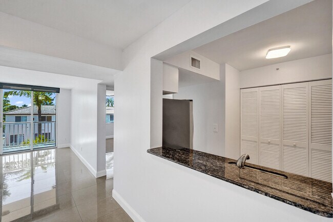 Building Photo - 1450 SE 3rd Ave