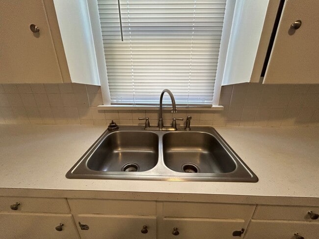 Building Photo - 3 Bedroom 1 Bath Large House with Garage & Many Amenities