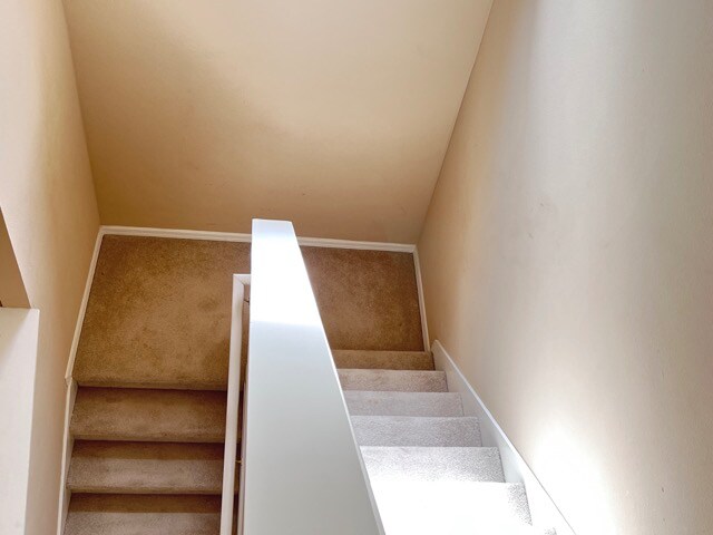 Building Photo - 2160 Retreat View Cir