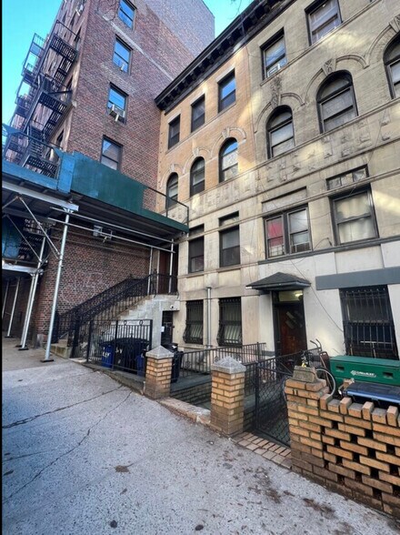 Building Photo - 626 W 158th St