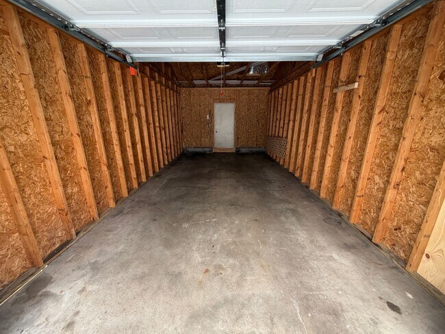 Building Photo - 2 Bedroom w/ Garage Option - AVAILABLE APRIL 24TH!