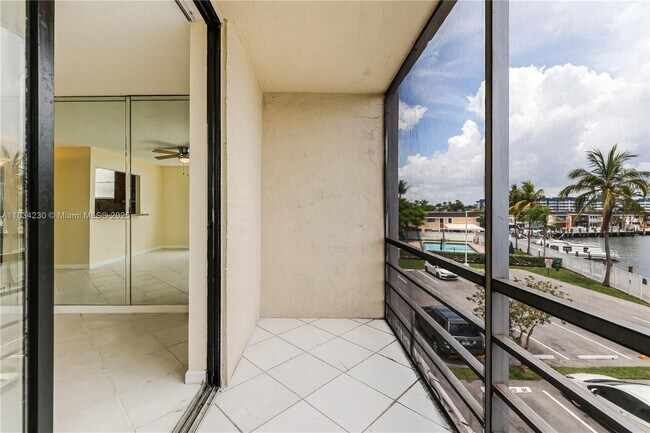 Building Photo - 2821 N Miami Beach Blvd
