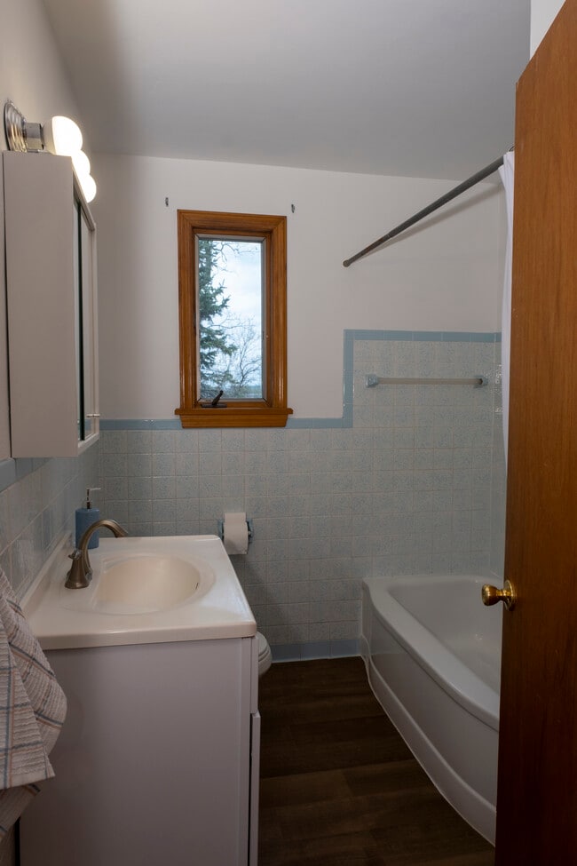 Building Photo - 713 Overhill Dr