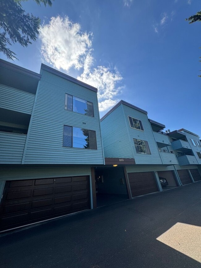 Building Photo - 2 Bedroom 1 Bath Burien Condo 995sf, Firep...
