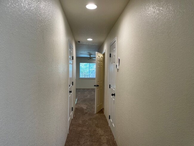 Building Photo - Very Nice 3 Bedroom 2.5 Bathroom Townhome ...