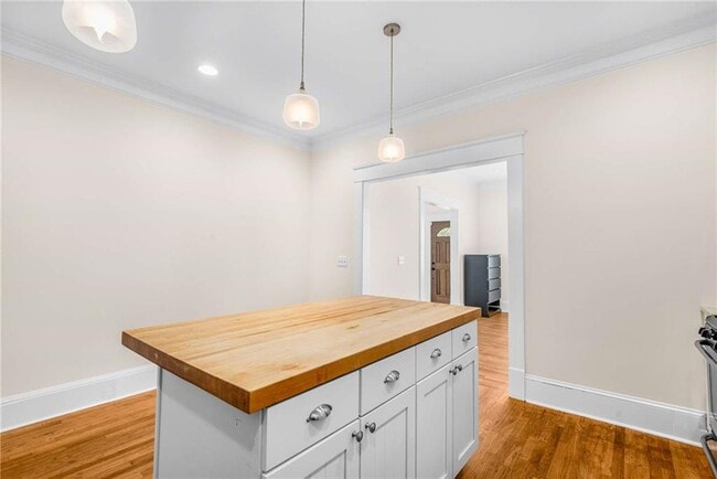 Building Photo - 288 Augusta Ave SE