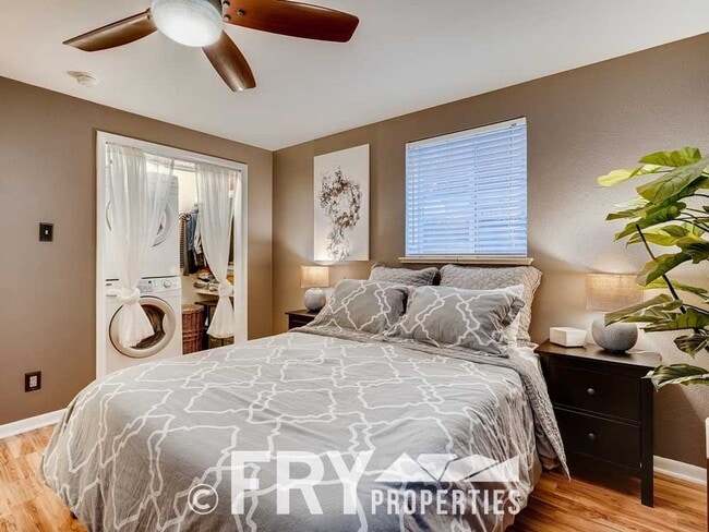 Building Photo - Updated Condo in Highlands Square