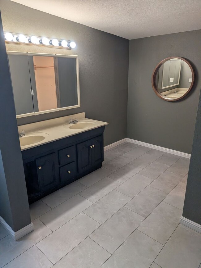 Building Photo - Large Family Home